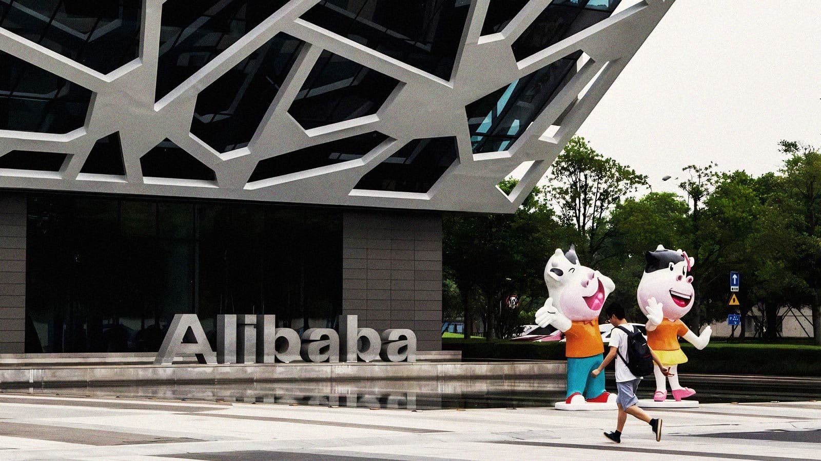 Alibaba Unveils New Qwen AI Smart Glasses to Compete With Meta