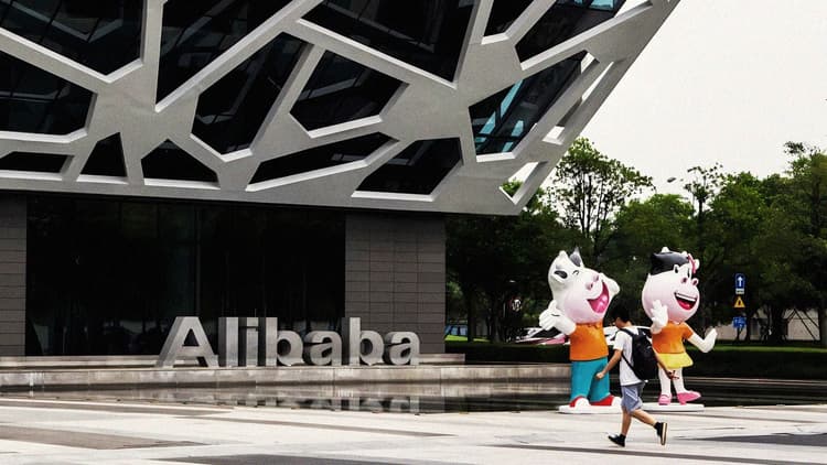 Alibaba Unveils New Qwen AI Smart Glasses to Compete With Meta