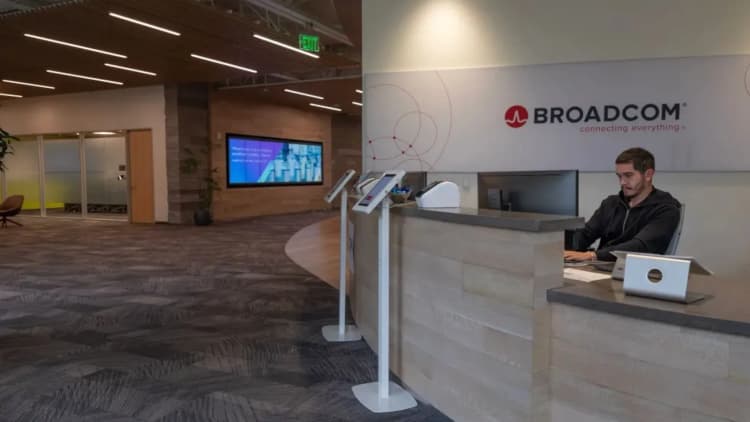 Broadcom, Apollo, Blackstone Target 20 GW AI Expansion, Sign $35 Bn Deal